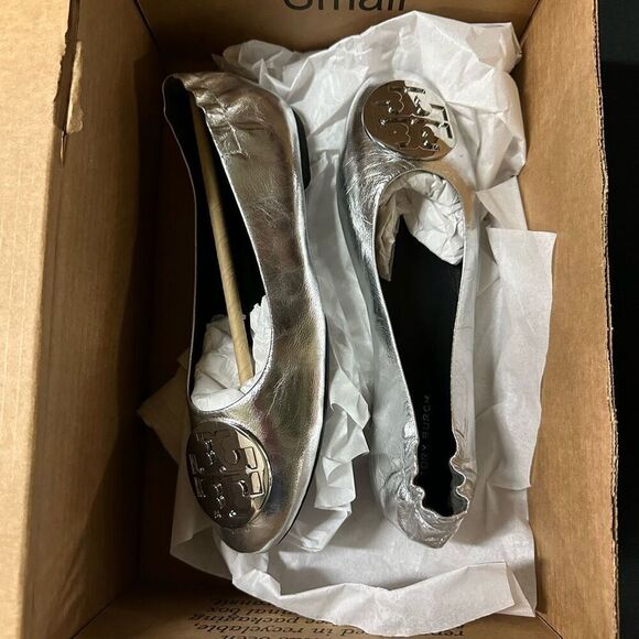 New Tory Burch Claire Metallic Silver Scrunch Ballet Flats 7 - Picture 1 of 7
